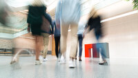 Menschen in Bewegung im modernen Bürogebäude
