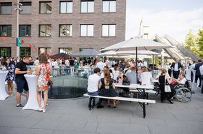 Geselliges Beisammensein bei einem Sommerfest im Freien