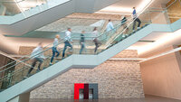 Menschen, die eine moderne Treppe hinuntergehen