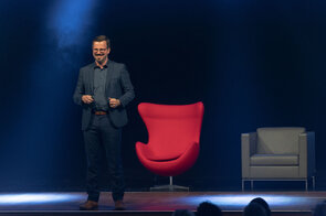 Inspirierender Moment eines Sprechers w&auml;hrend einer Pr&auml;sentation