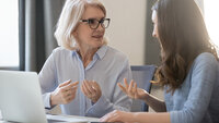Zwei Frauen im Gespräch über digitale Technologien