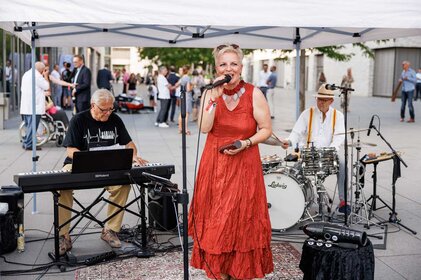 Lebendige Straßenmusik mit talentierten Künstlern