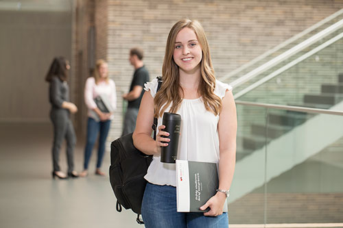 Studentin des Dualen Masters