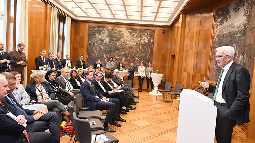 Begrüßung der Gäste durch Ministerpräsident Winfried Kretschmann (Bild: Staatsministerium Baden-Württemberg)