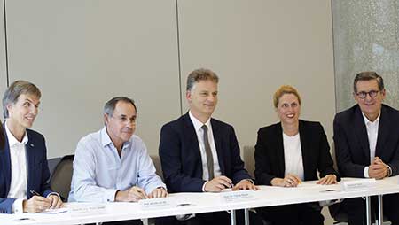 Unterzeichnung der Verträge für die neue gemeinsame Bibliothek LIV - <br />
von links Prof. Dr.-Ing. Oliver Lenzen (HHN), Prof. Arnold van Zyl (DHBW), Prof. Dr. Tomas Bayon (GGS), Barbara Tasch (TUM Campus Heilbronn), Prof. Reinhold R. Geilsdörfer (DSS)