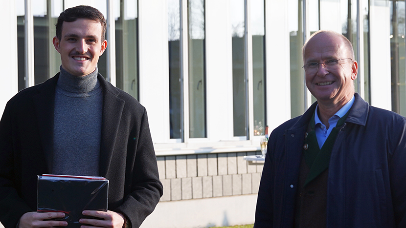 Preisträger Maximilian Henrik Herr (li) mit seinem Studiengangsleiter für Wirtschaftsinformatik – Application Management Prof. Dr. Jan Michael Olaf. Quelle: DHBW Lörrach