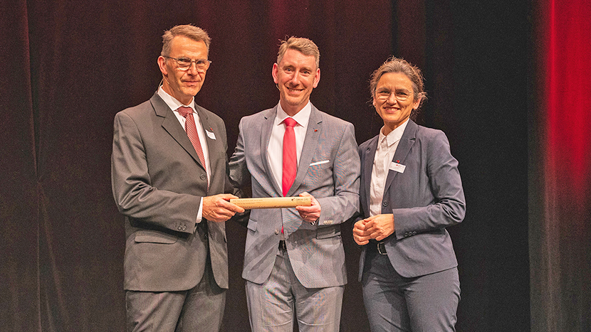 Prof. Dr.-Ing. Joachim Frech gibt zusammen mit Prof. Dr. Martina Klärle, Präsidentin der DHBW, den Staffelstab an seinen Nachfolger Prof. Dr. Boris Alexander Kühnle weiter. 