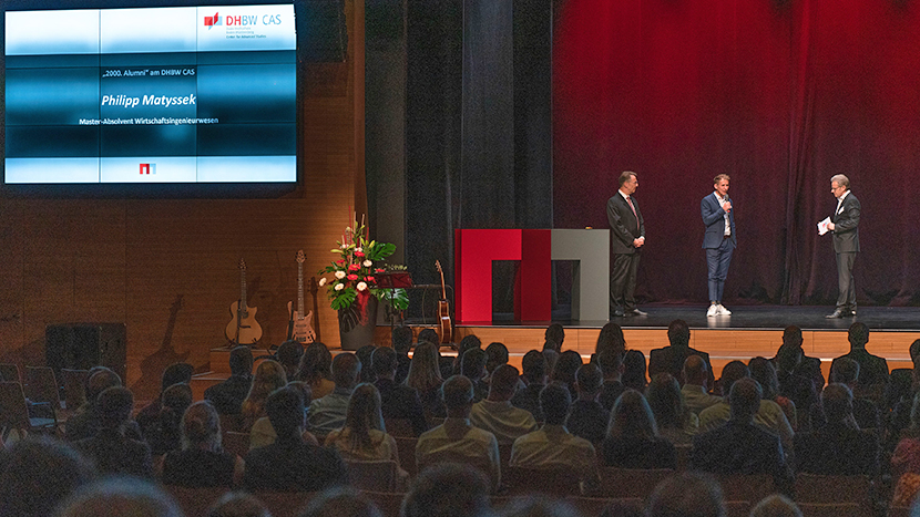 Prof. Dr.-Ing Joachim Frech (li.), Direktor des DHBW CAS und Prof. Dr. Andreas Föhrenbach (re.), Dekan Technik im Gespräch mit Philipp Matyssek, dem 2000. Alumni des DHBW CAS.<br />Fotos: Matthias Pötzsch