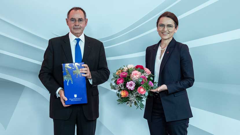 Prof. Arnold van Zyl mit seiner Nachfolgerin, Prof. Dr. Martina Klärle (v. l.). Foto: DHBW / Reiner Pfisterer