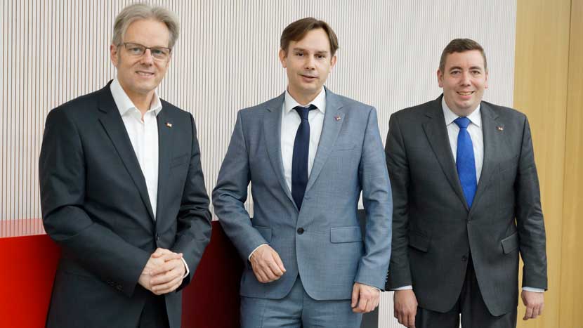 Prof. Dr. Andreas Föhrenbach (Dekan Technik) mit den Wissenschaftlichen Leitern Prof. Dr.-Ing. Florian Schleidgen und Prof. Dr.-Ing. Thilo Gamber.