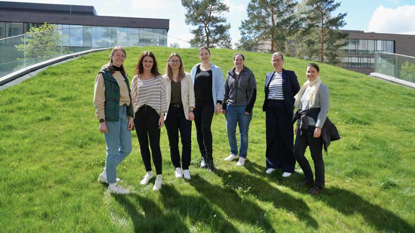 Prof. Dr. Beate Land mit den Studierenden des Masters Intensive Care