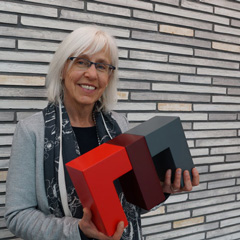 Dorothee Schad mit dem Logo des DHBW CAS