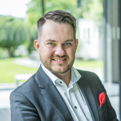 <p>„Marketing ist eine menschenzentrierte Wissenschaftsdisziplin. Erfolgreiche Unternehmen verstehen die Bedürfnisse, Wahrnehmung und Entscheidungsprozesse von Menschen - auf der Ebene des privaten Konsums, aber auch als Teil von Buying Centers im B2B-Kontext. Mit dem Masterabschluss in „Marketing and Business Psychology“ schaffen Sie sich ein einzigartiges Qualifikationsprofil und erhöhen Sie Ihre internationale Employability an der Schnittstelle von Wirtschaft, Technologie und menschlichem Verhalten.“<br /><br /><strong>Prof. Dr. Aaron Leander Haußmann</strong></p>