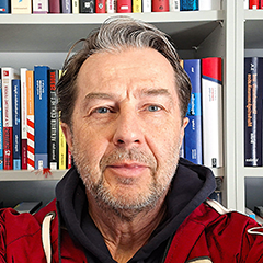 <p>„Was wollen wir als Markeninhaber? Dauerhaften ökonomischen Erfolg und hohes Ansehen. Was ist dafür die zentrale Voraussetzung? Kunden, die uns gegenüber der Konkurrenz bevorzugen, dabei ein gutes Gefühl haben und uns vertrauen. Wie bekommen wir das hin? Indem wir vor allem die Kundenbedürfnisse, die Kaufmotivation sowie Wahrnehmungs- und Bewertungsprozesse kennen und entsprechend beeinflussen. Dafür benötigt man neben fundiertem Marketing-Know- und DoHow vor allem eine ausgefeilte psychologische Expertise. Was das genau ist und wie Sie dies in der Praxis anwenden können, erfahren und erarbeiten Sie sich in unserem Studiengang mit Top-Dozierenden. Diese Fähigkeiten werden Sie im Berufsleben (und im privaten Alltag) weiterbringen.“</p> <p><strong>Prof. Dr. Bernd Radtke</strong></p>